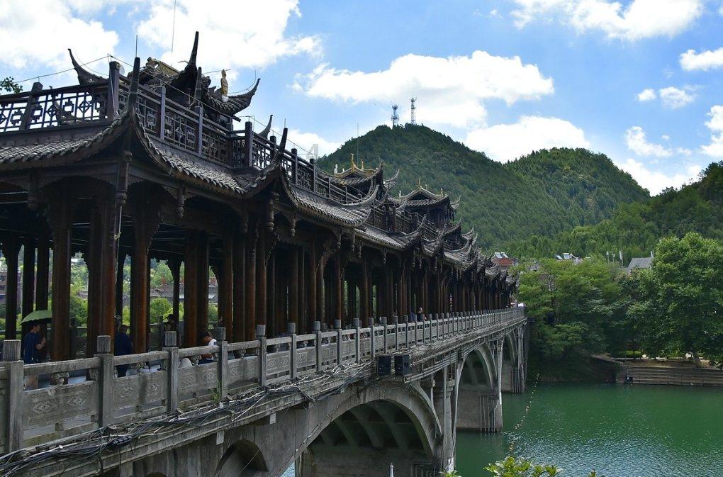 逃出昏暗的房子